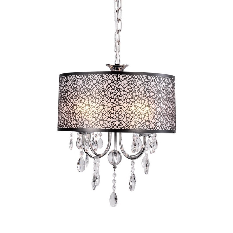Lampadario classico tradizionale in metallo cromato con cristalli trasparenti