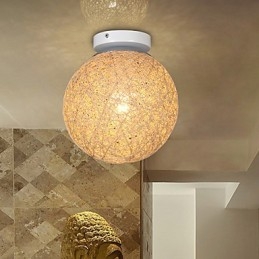 Lampada a sospensione in metallo e resina con palla di canapa