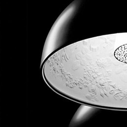 Lampada a sospensione moderna in resina dipinta con paralume in vetro bianco
