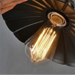 Lampadario a sospensione vintage in ferro battuto con paralume nero