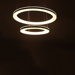 Lampadario a sospensione circolare in acrilico con 2 anelli LED argento e beige