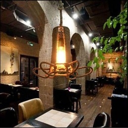 Lampadario a sospensione industriale retrò in ferro battuto e canapa, marrone