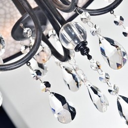 Lampadario classico tradizionale in metallo dipinto e cristallo