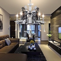 Lampadario contemporaneo in metallo nero con cristalli trasparenti