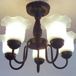 Lampadario classico tradizionale in metallo dipinto con paralume in vetro bianco