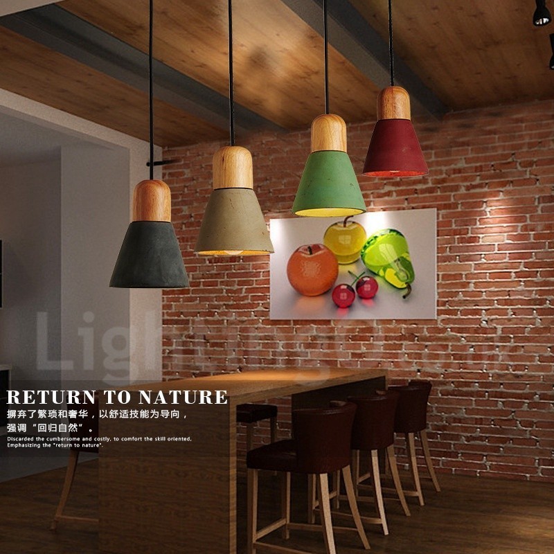 Lampada a sospensione in legno e resina multicolore