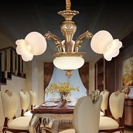 Lampadario moderno contemporaneo in metallo giallo e vetro bianco, 3 luci E26/E27