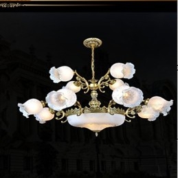 Lampadario classico retrò a 2 livelli in metallo bronzo con paralumi in vetro bianco