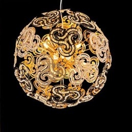 Lampadario a sospensione moderno con sfera in cristallo e dettagli in metallo dorato