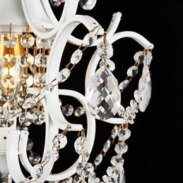 Lampadario moderno in ferro dipinto bianco con cristalli trasparenti