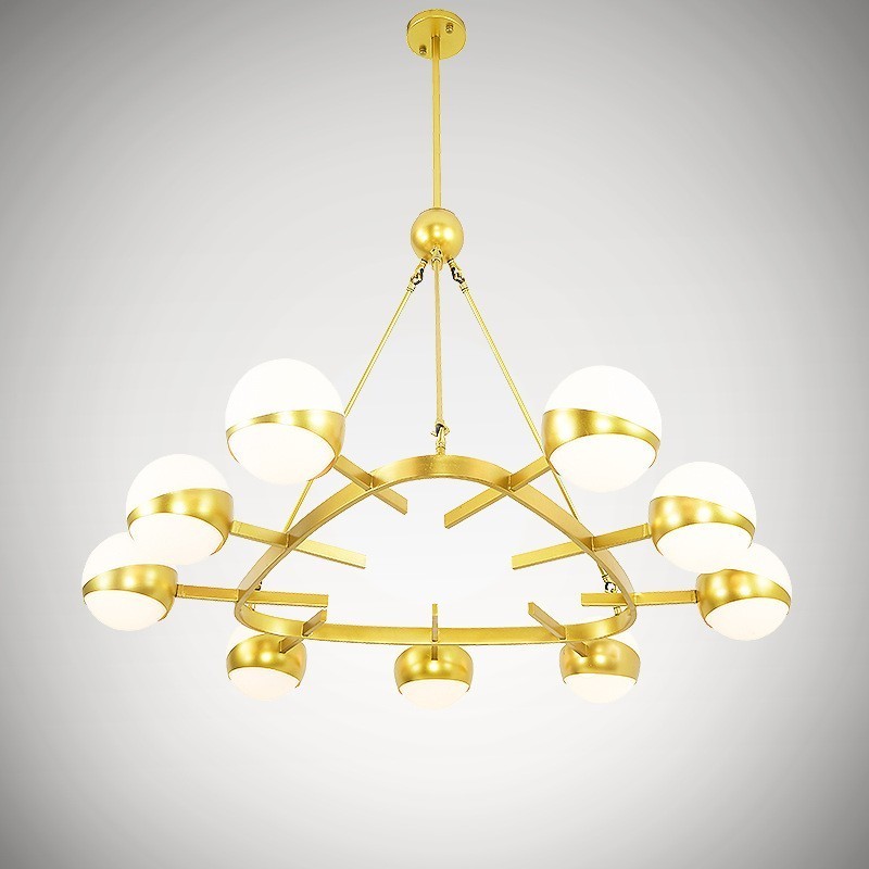 Lampadario moderno contemporaneo a 9 luci placcato rame con paralumi in vetro sferici bianco e oro 110x80 cm