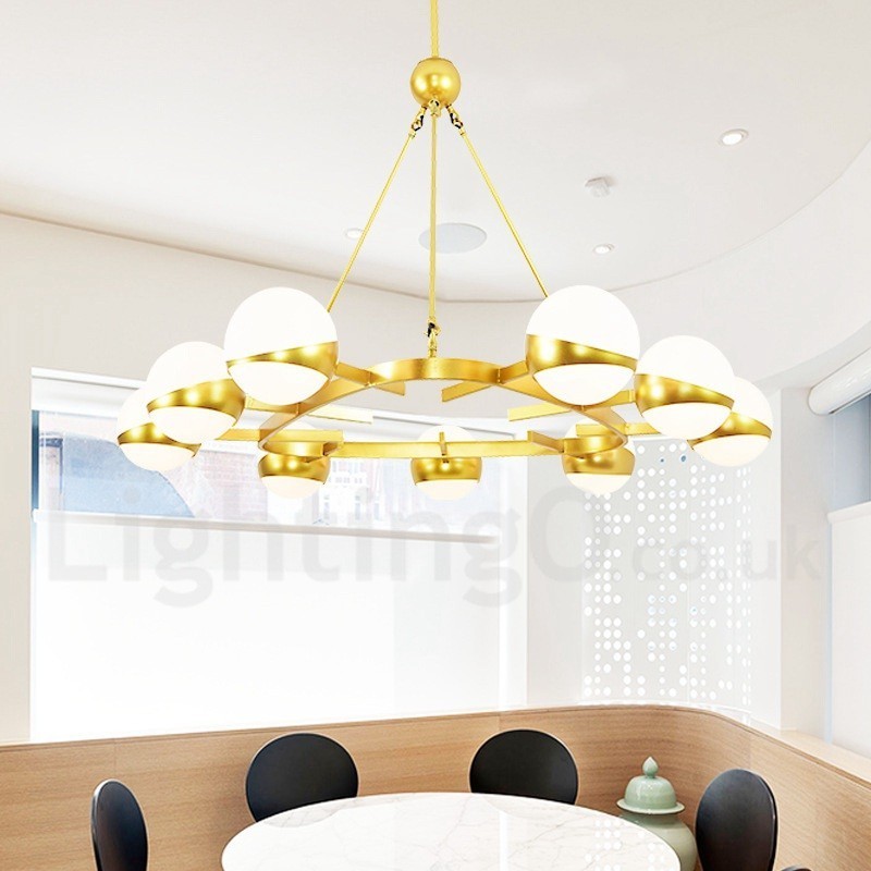 Lampadario moderno contemporaneo a 9 luci placcato rame con paralumi in vetro sferici bianco e oro 110x80 cm