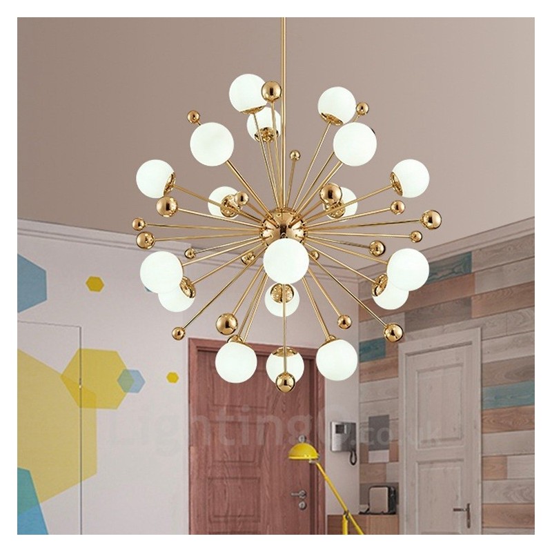 Lampadario moderno contemporaneo 18 luci con placcatura in rame e paralumi in vetro a sfera bianca