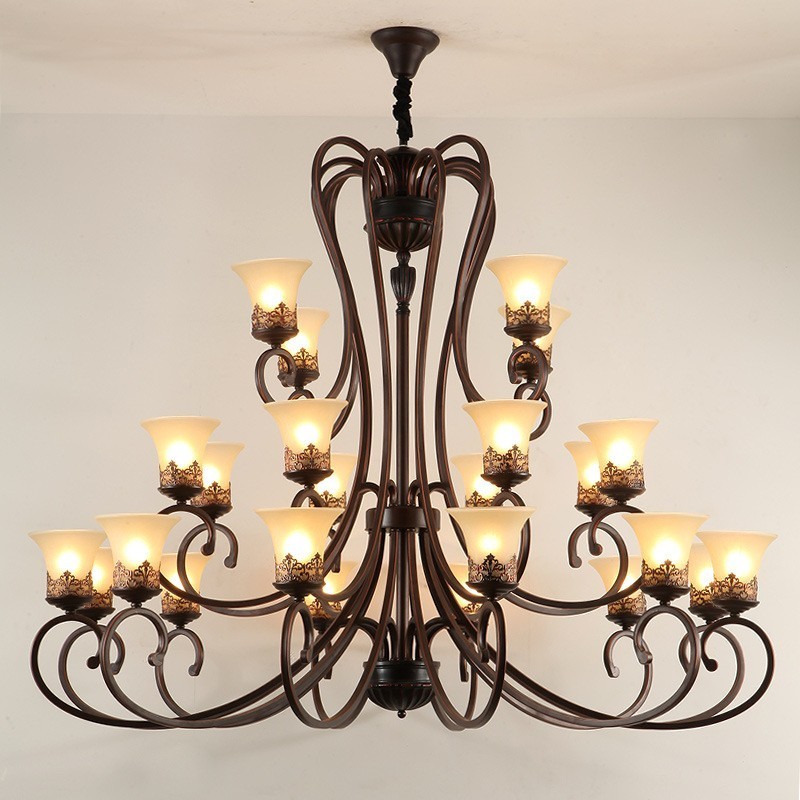 Lampadario vintage country in metallo nero con 24 luci e paralumi in vetro