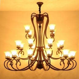 Lampadario vintage country in metallo nero con 24 luci e paralumi in vetro