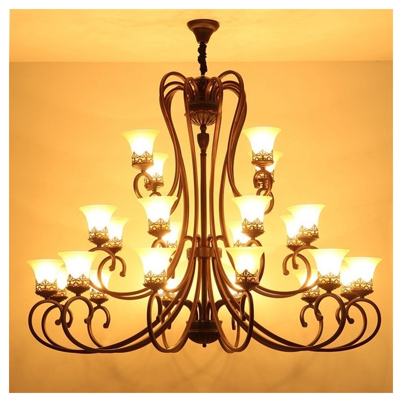 Lampadario vintage country in metallo nero con 24 luci e paralumi in vetro