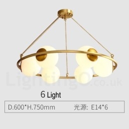 Lampadario rotondo rustico in ottone con paralumi bianchi e LED integrato