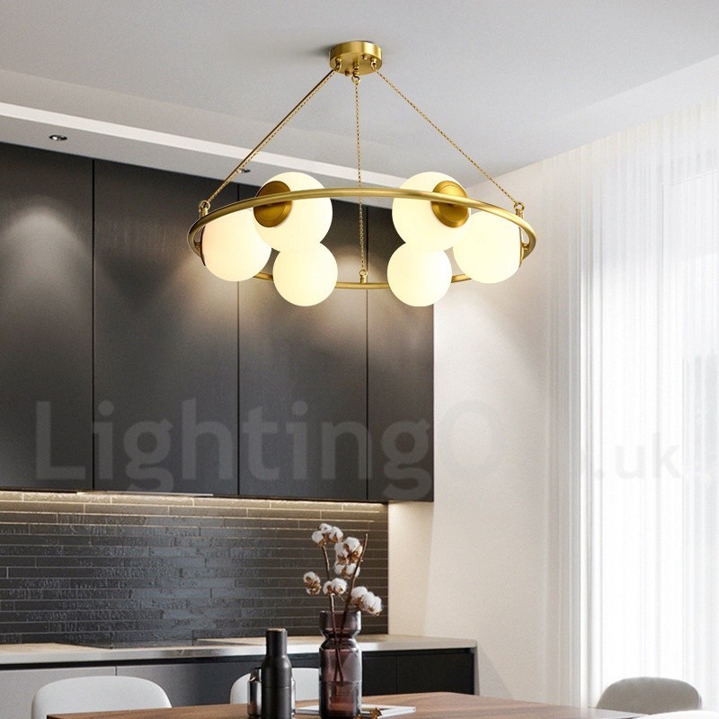 Lampadario rotondo rustico in ottone con paralumi bianchi e LED integrato