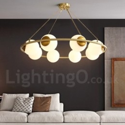 Lampadario rotondo rustico in ottone con paralumi bianchi e LED integrato