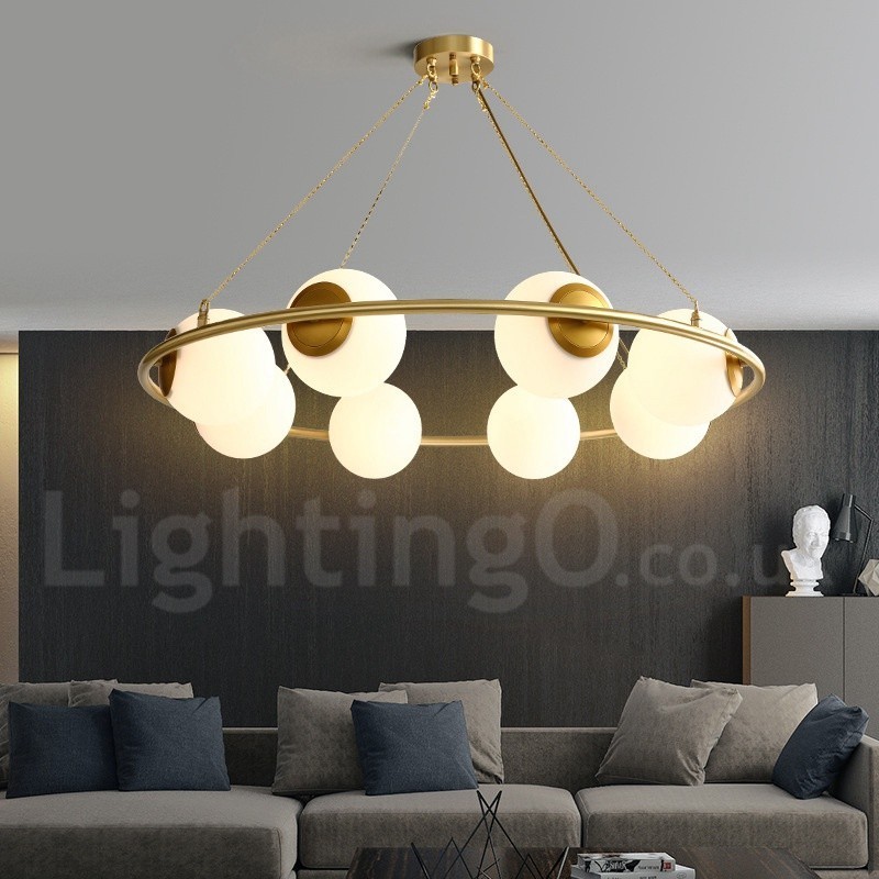 Lampadario rotondo rustico in ottone con paralumi bianchi e LED integrato