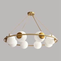 Lampadario rotondo rustico in ottone con paralumi bianchi e LED integrato