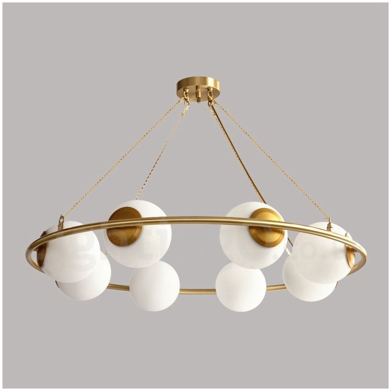 Lampadario rotondo rustico in ottone con paralumi bianchi e LED integrato