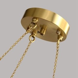 Lampadario rotondo rustico in ottone con paralumi bianchi e LED integrato