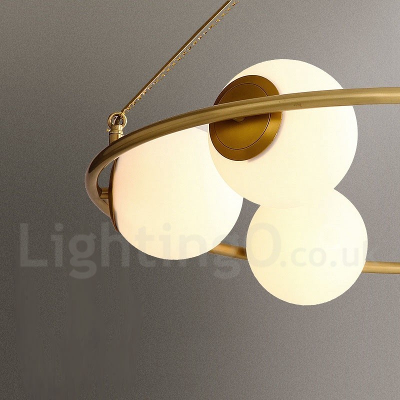 Lampadario rotondo rustico in ottone con paralumi bianchi e LED integrato