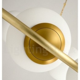 Lampadario rotondo rustico in ottone con paralumi bianchi e LED integrato