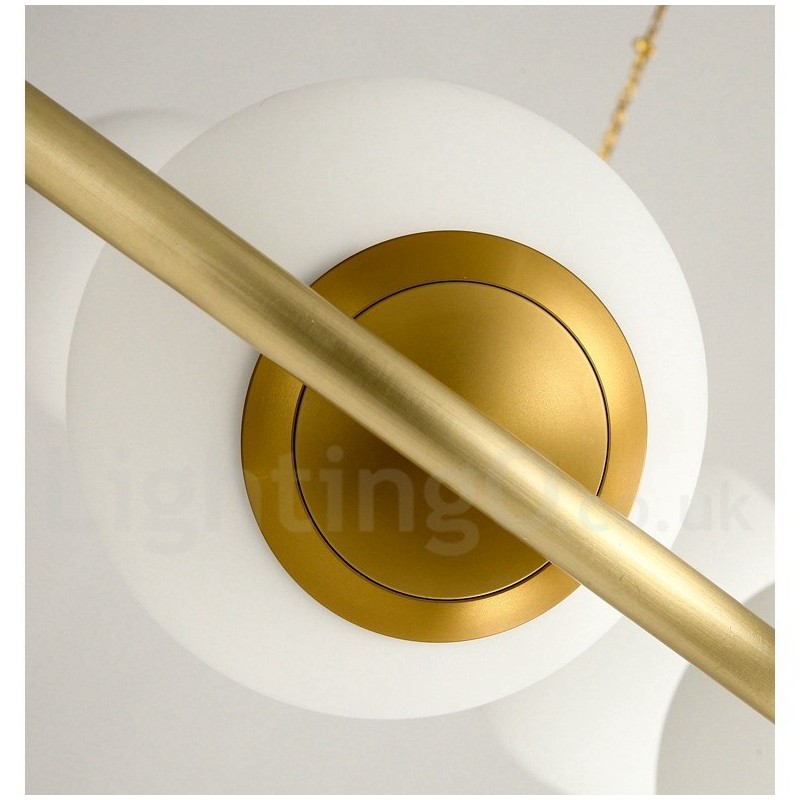 Lampadario rotondo rustico in ottone con paralumi bianchi e LED integrato