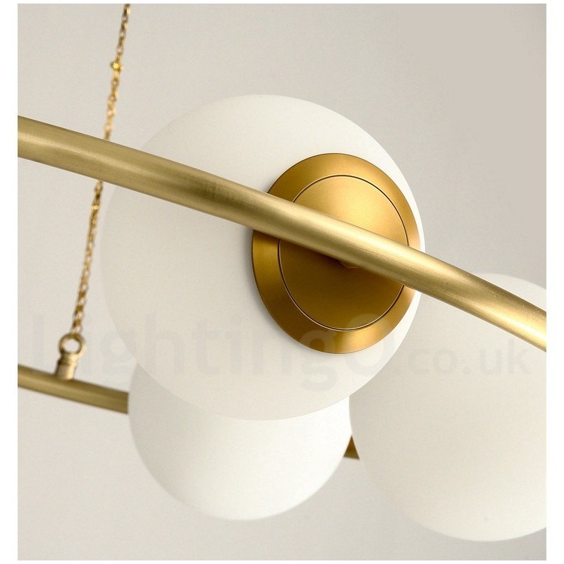 Lampadario rotondo rustico in ottone con paralumi bianchi e LED integrato