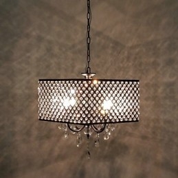 Lampadario classico tradizionale in metallo dipinto e cristallo