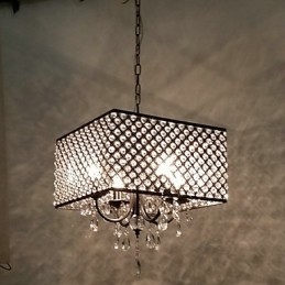 Lampadario classico tradizionale in metallo dipinto e cristallo