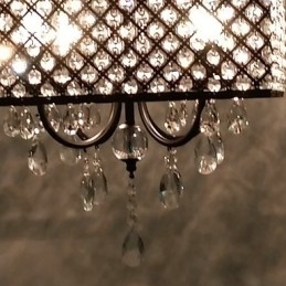 Lampadario classico tradizionale in metallo dipinto e cristallo