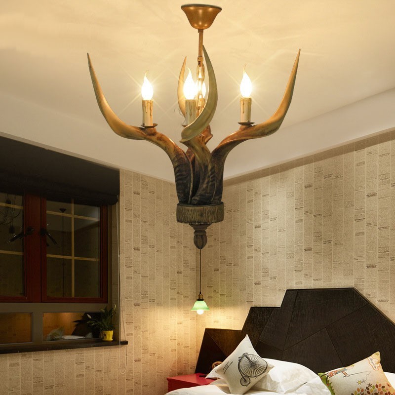 Lampadario rustico vintage a 4 luci con corna di cervo