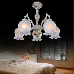 Lampadario classico vintage in metallo bianco e oro con paralume in vetro