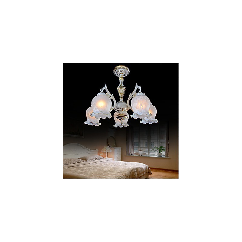 Lampadario classico vintage in metallo bianco e oro con paralume in vetro