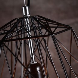 Lampadario a sospensione con paralume a treccia nera