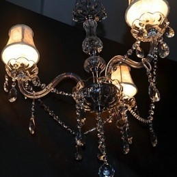 Lampadario moderno a 3 luci con braccio in cristallo e paralume bianco in tessuto
