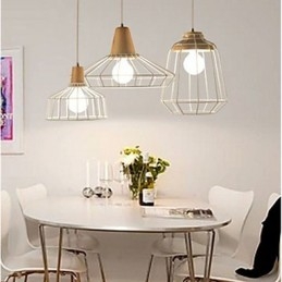 Lampadario mini in metallo bianco con decorazioni in legno o bambù