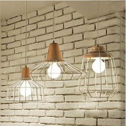 Lampadario mini in metallo bianco con decorazioni in legno o bambù