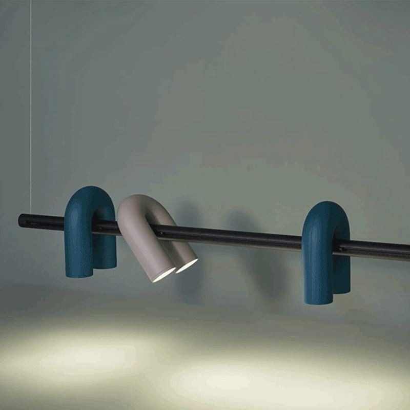 Lampada a sospensione in ferro battuto a forma di U con paralume girevole 90°