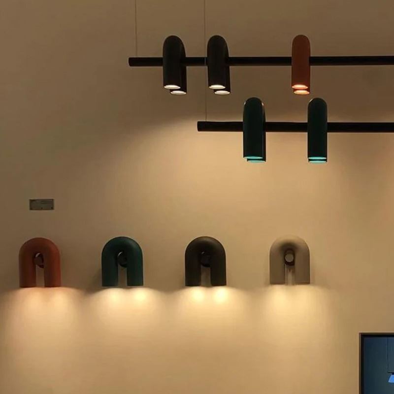 Lampada a sospensione in ferro battuto a forma di U con paralume girevole 90°