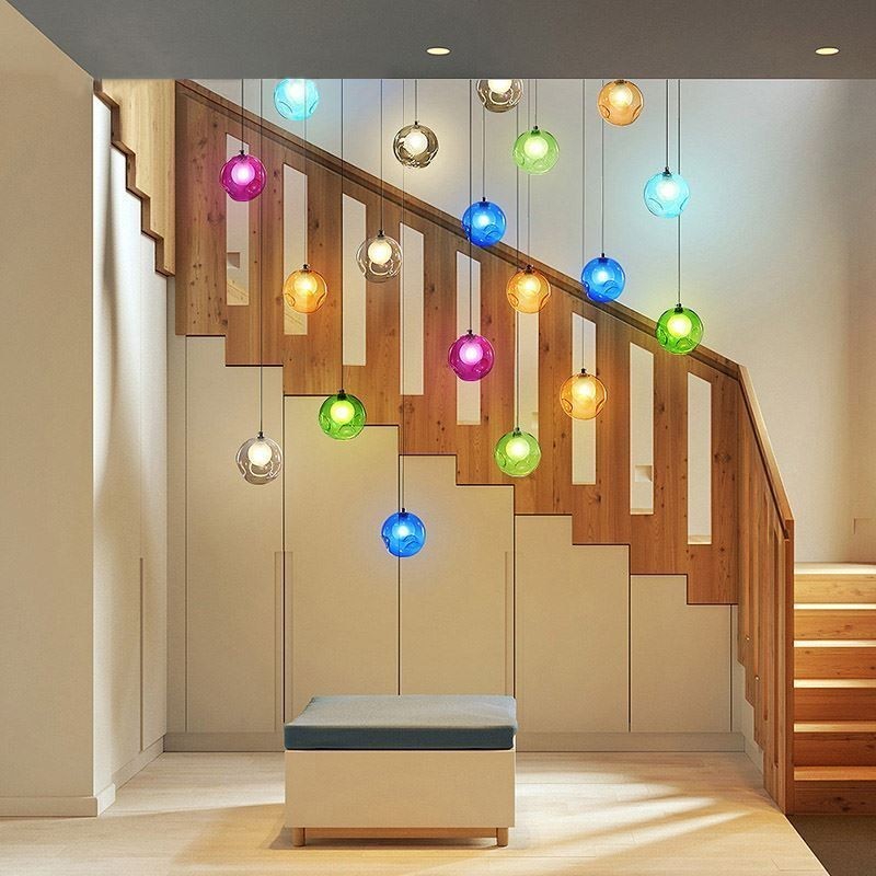 Lampadario moderno a sfere di vetro colorato