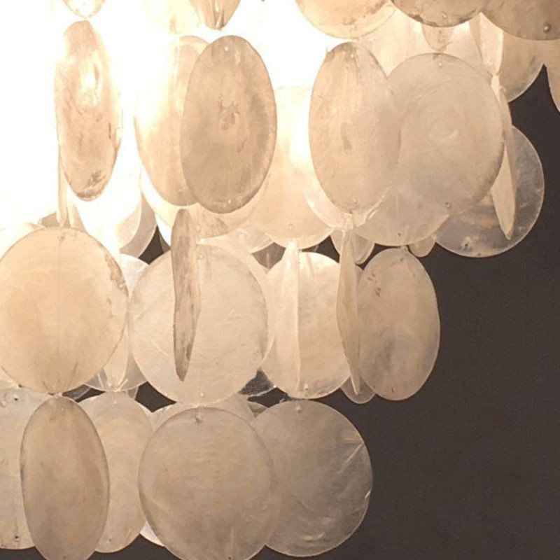 Lampadario a sospensione rotondo a strati con conchiglia naturale