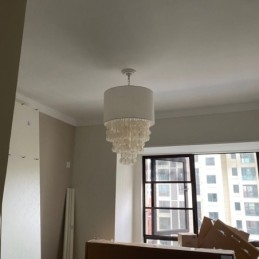 Lampada a sospensione contemporanea con gusci di medusa e paralume cilindrico