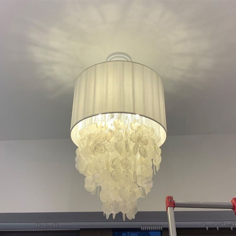 Lampada a sospensione contemporanea con gusci di medusa e paralume cilindrico