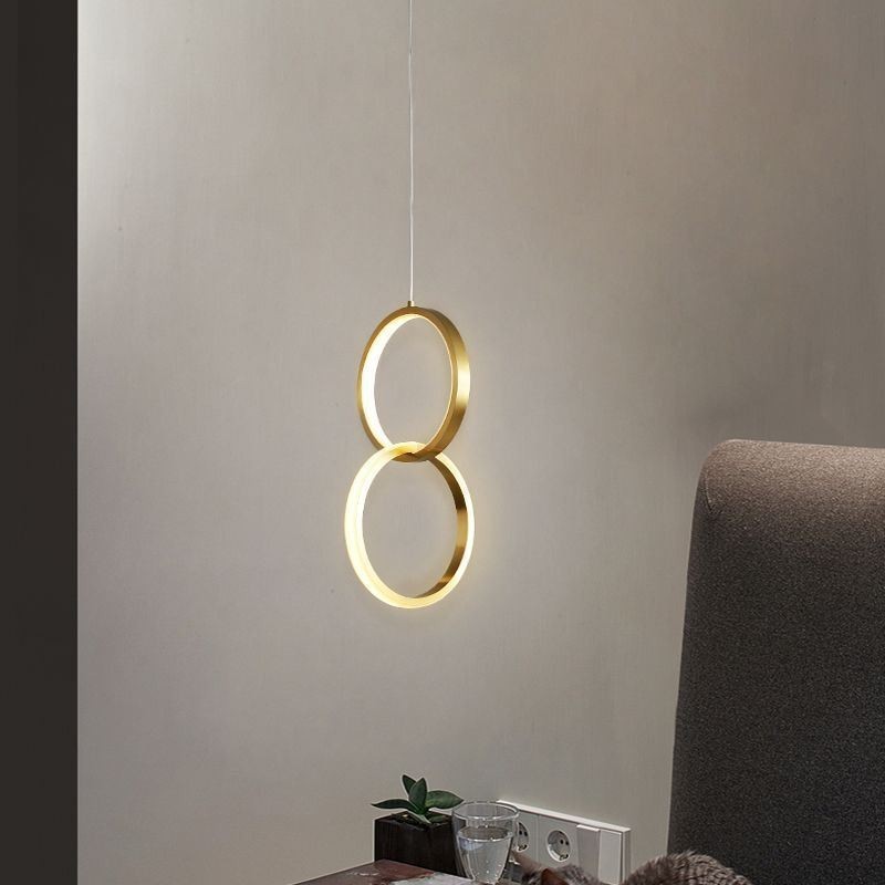 Lampada a sospensione LED con anelli in ottone e paralume in acrilico