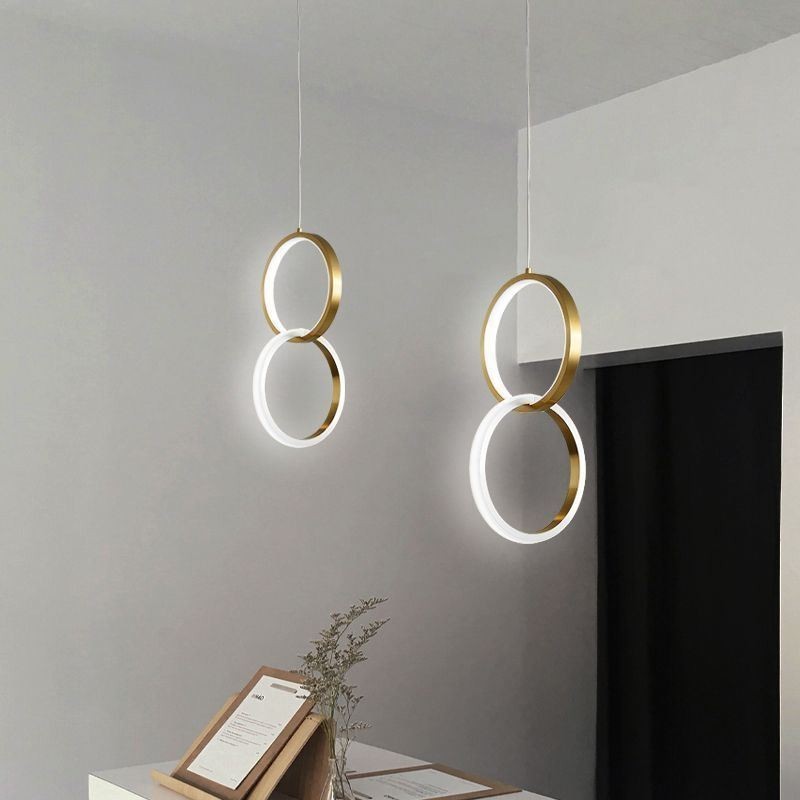 Lampada a sospensione LED con anelli in ottone e paralume in acrilico