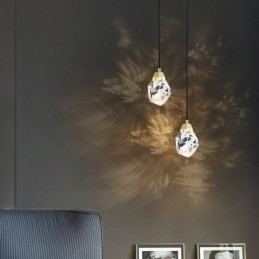 Lampada a sospensione LED semplice con sfera in cristallo e ottone